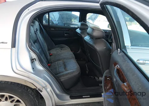 2000 Lincoln Town Car Signature z USA, uszkodzony, nr VIN 1LNHM82WXYY903160